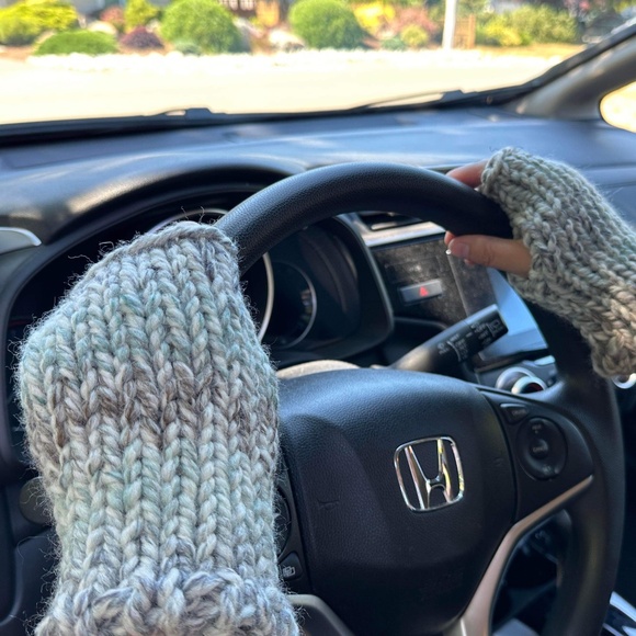 NWT Hand Knit Chunky Wool Fingerless Gloves ~ Unisex - Picture 4 of 7